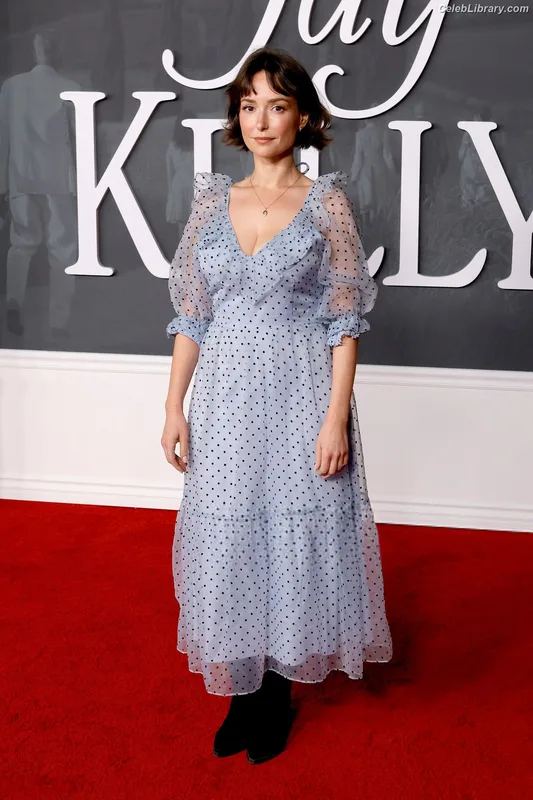 Milana Vayntrub photo 24 of 894