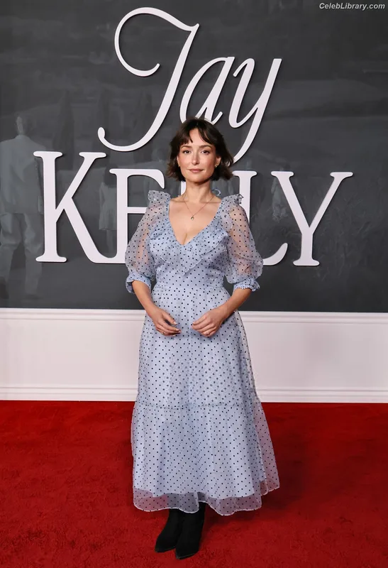 Milana Vayntrub photo 3 of 894