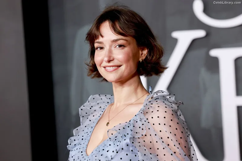 Milana Vayntrub photo 6 of 894