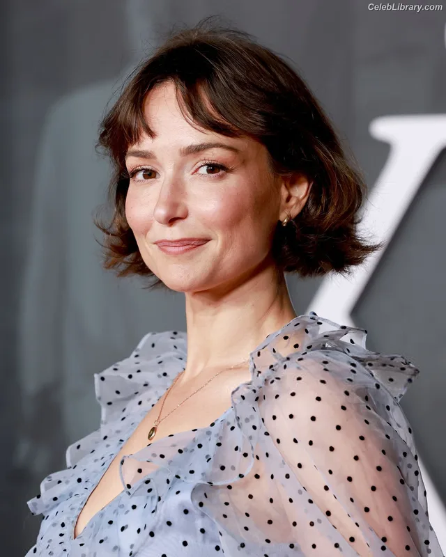 Milana Vayntrub photo 7 of 894
