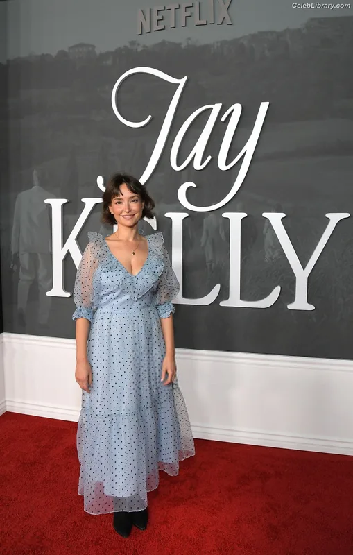 Milana Vayntrub photo 9 of 894