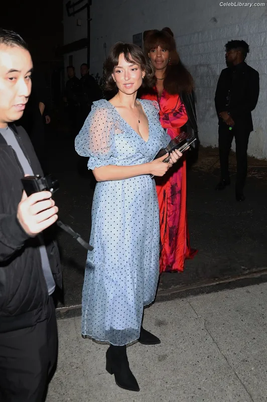 Milana Vayntrub photo 11 of 894