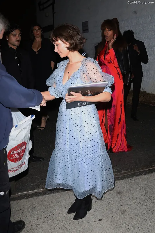 Milana Vayntrub photo 13 of 894