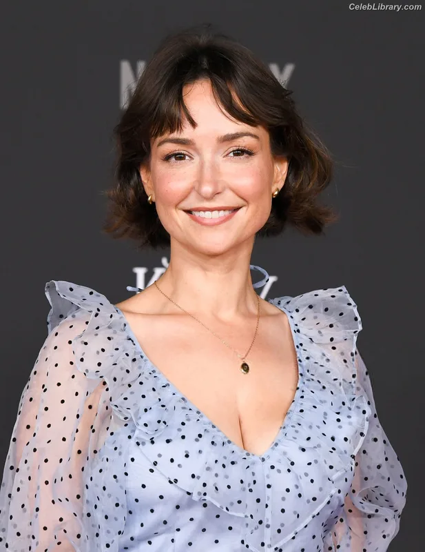 Milana Vayntrub photo 15 of 894