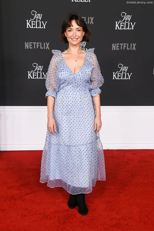 Milana Vayntrub photo 17 of 894