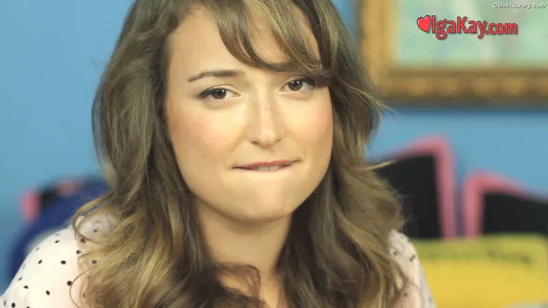 Milana Vayntrub photo 3 of 894