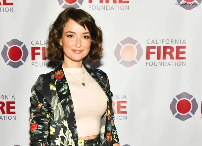 Milana Vayntrub photo 5 of 894