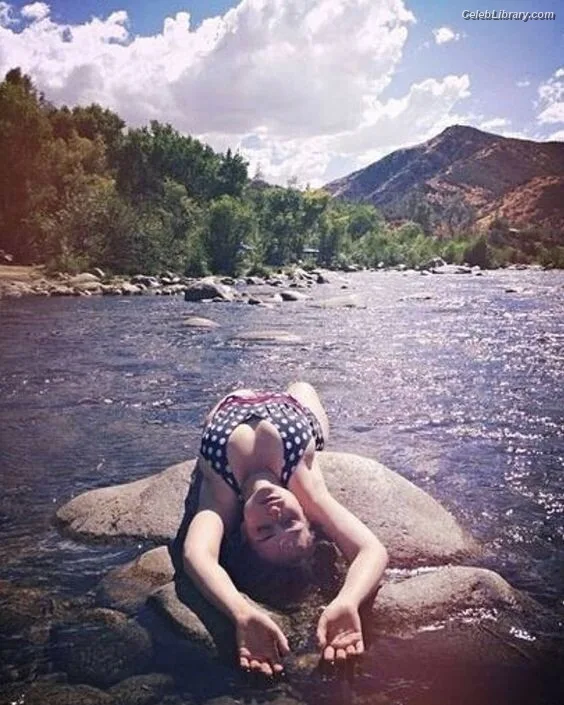 Milana Vayntrub photo 8 of 894