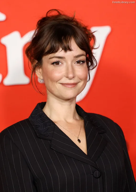 Milana Vayntrub photo 15 of 894
