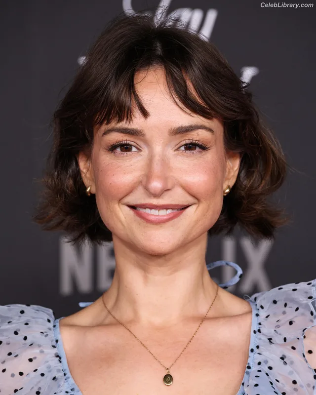 Milana Vayntrub photo 16 of 894