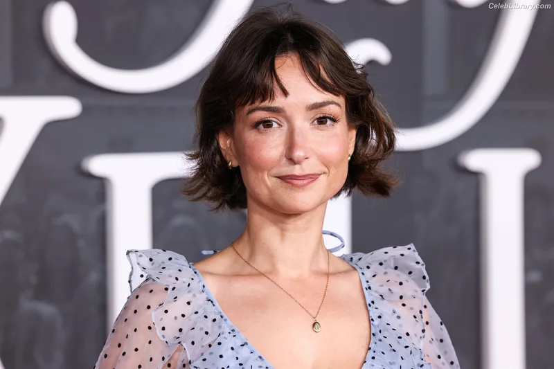 Milana Vayntrub photo 18 of 894