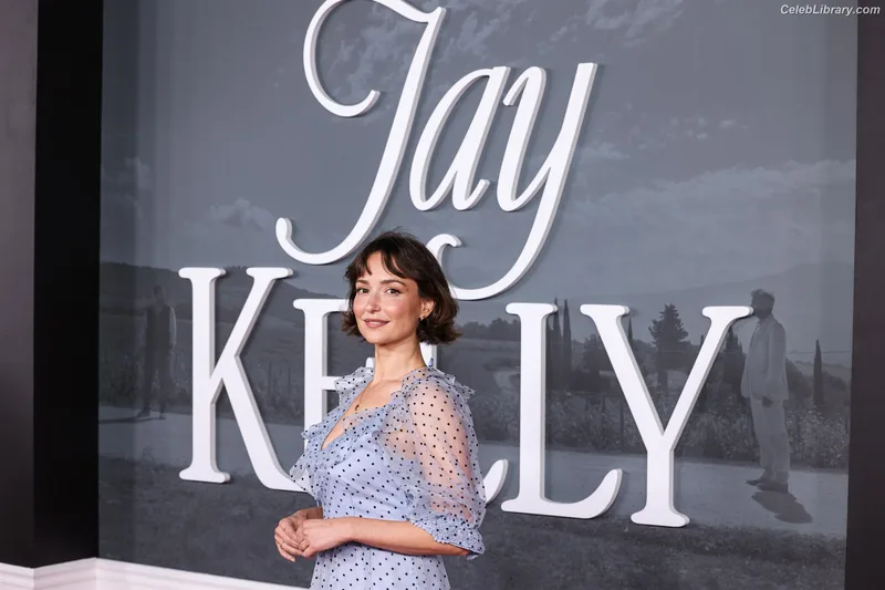 Milana Vayntrub photo 19 of 894