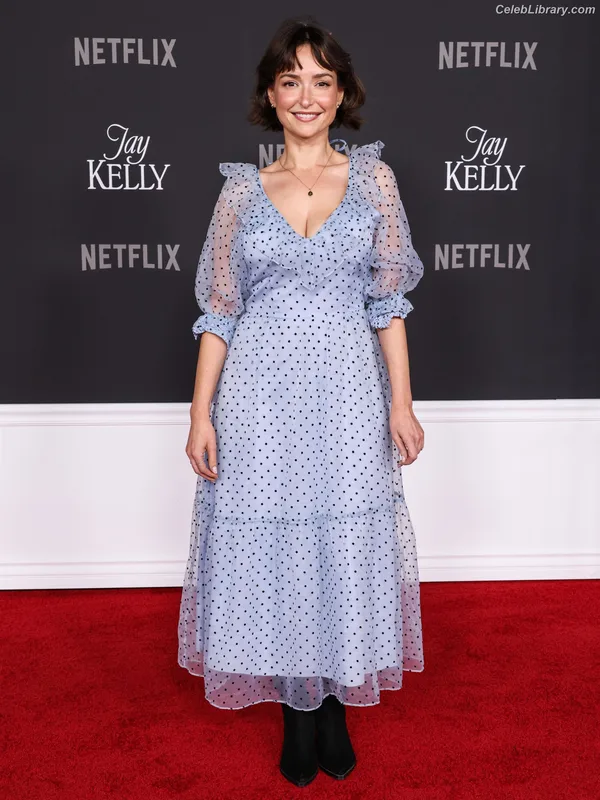Milana Vayntrub photo 20 of 894