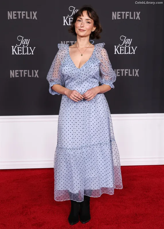 Milana Vayntrub photo 23 of 894