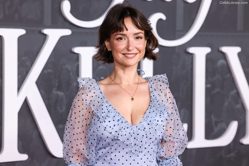 Milana Vayntrub photo 24 of 894