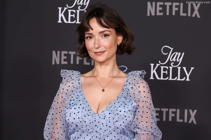 Milana Vayntrub photo 1 of 894