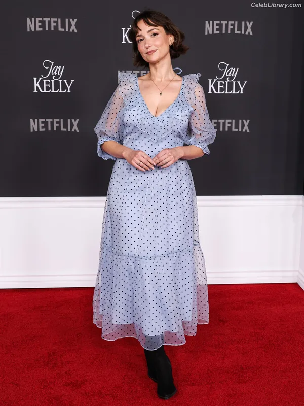 Milana Vayntrub photo 2 of 894