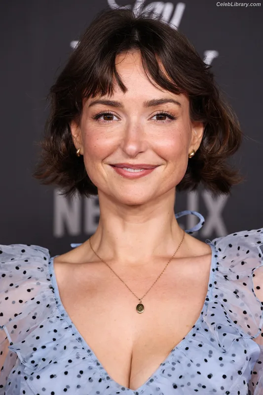 Milana Vayntrub photo 5 of 894