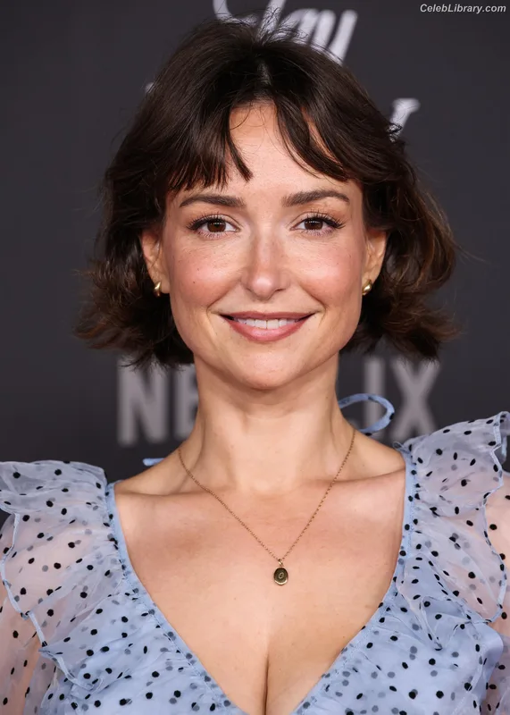Milana Vayntrub photo 6 of 894