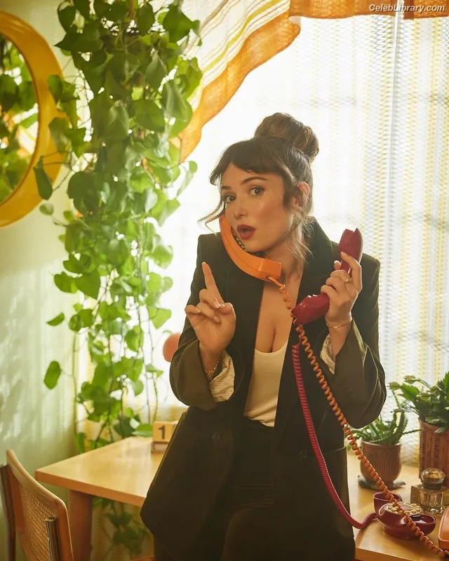 Milana Vayntrub photo 19 of 894