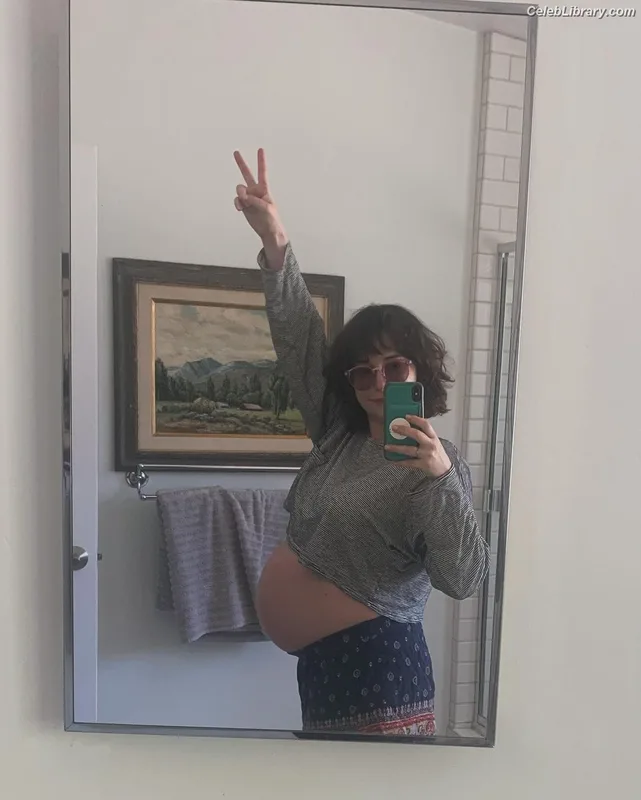 Milana Vayntrub photo 2 of 894
