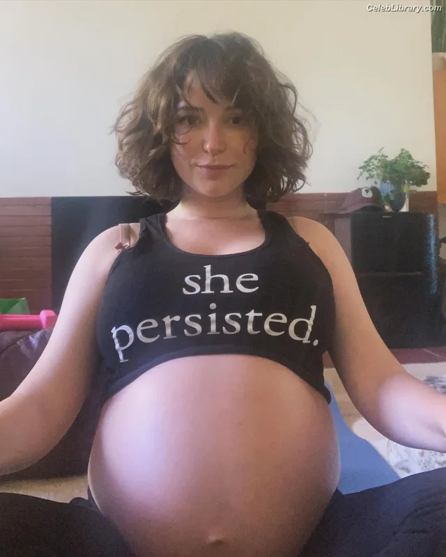 Milana Vayntrub photo 3 of 894