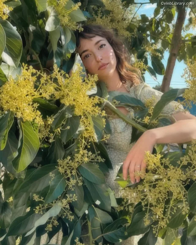 Milana Vayntrub photo 8 of 894