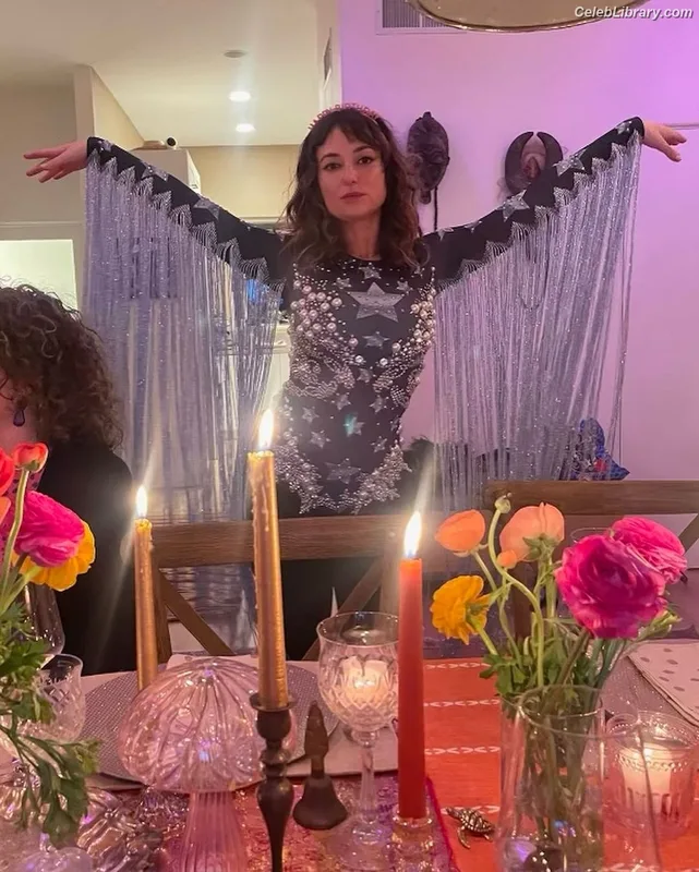Milana Vayntrub photo 9 of 894
