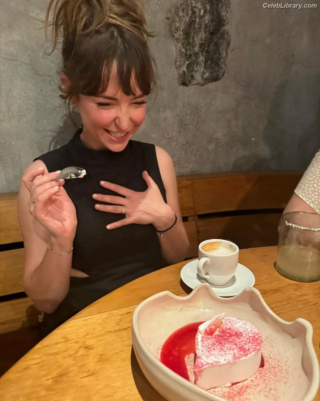 Milana Vayntrub photo 10 of 894