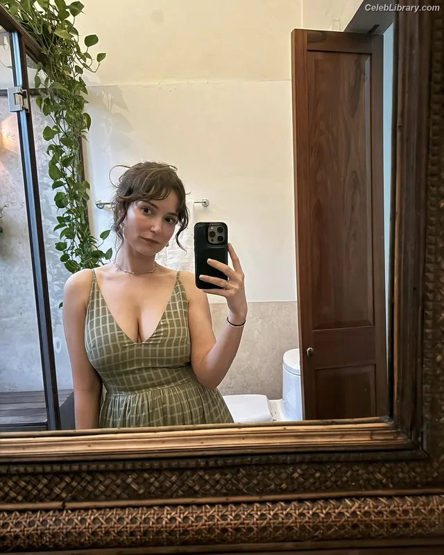 Milana Vayntrub photo 12 of 894