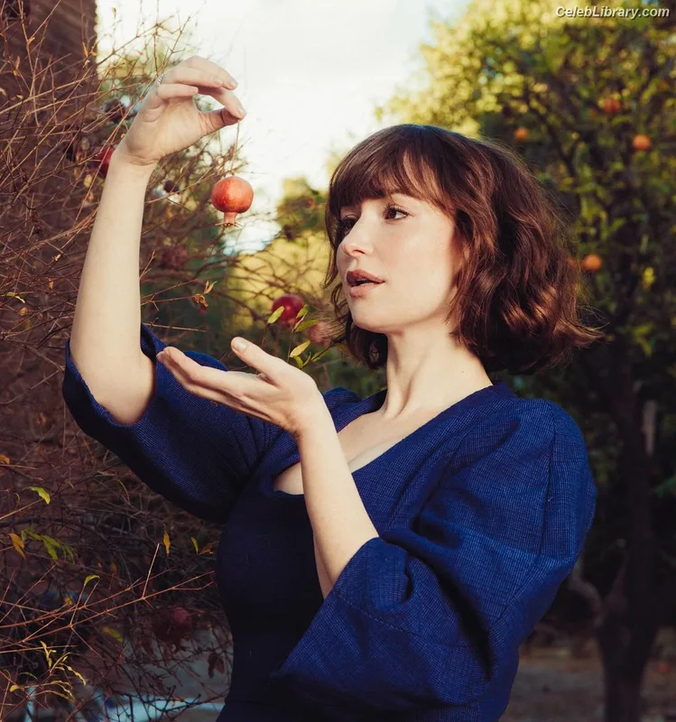 Milana Vayntrub photo 14 of 894