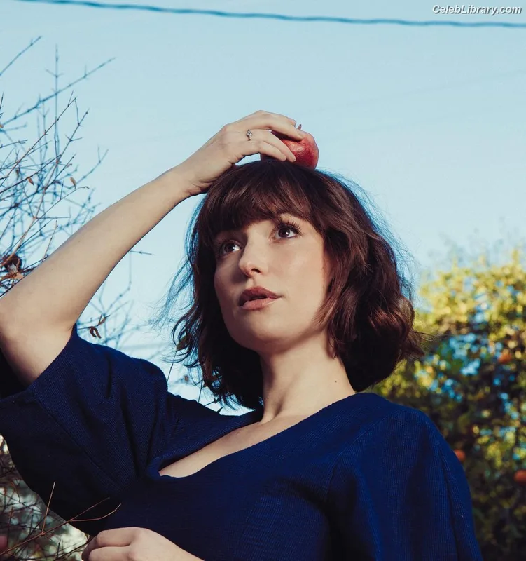 Milana Vayntrub photo 15 of 894