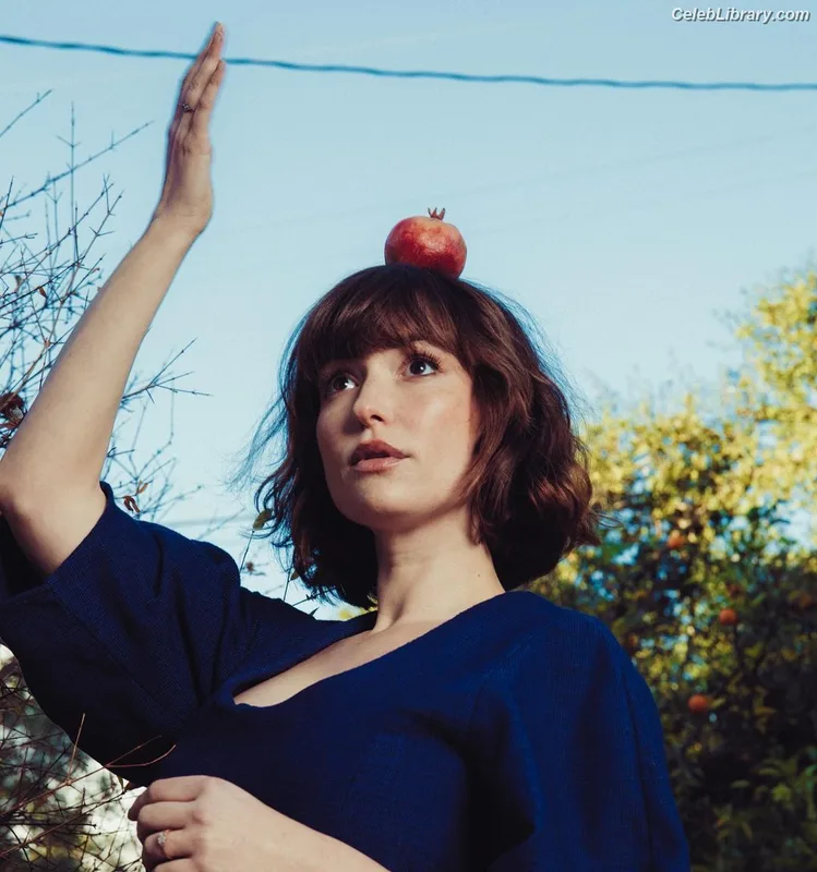 Milana Vayntrub photo 16 of 894