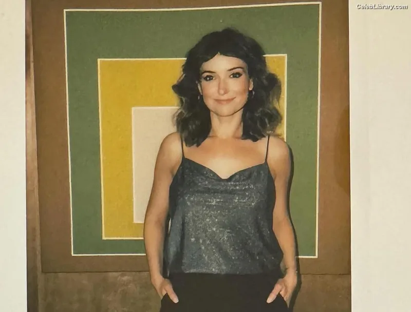 Milana Vayntrub photo 22 of 894