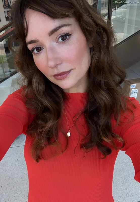 Milana Vayntrub photo 8 of 894
