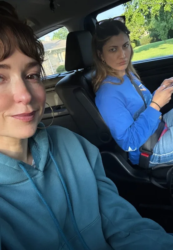 Milana Vayntrub photo 9 of 894