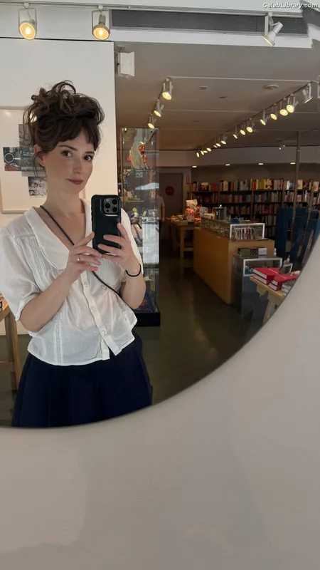 Milana Vayntrub photo 12 of 894