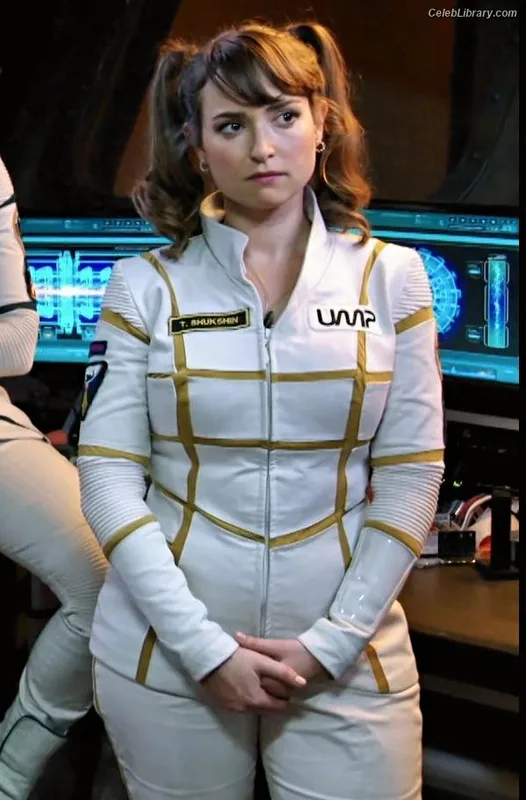 Milana Vayntrub photo 20 of 894