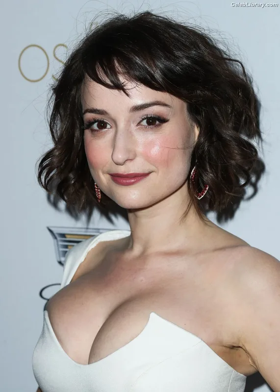 Milana Vayntrub photo 12 of 894