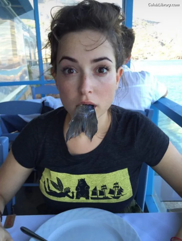 Milana Vayntrub photo 13 of 894