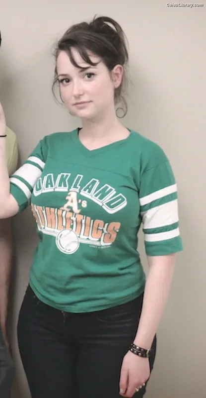 Milana Vayntrub photo 4 of 894