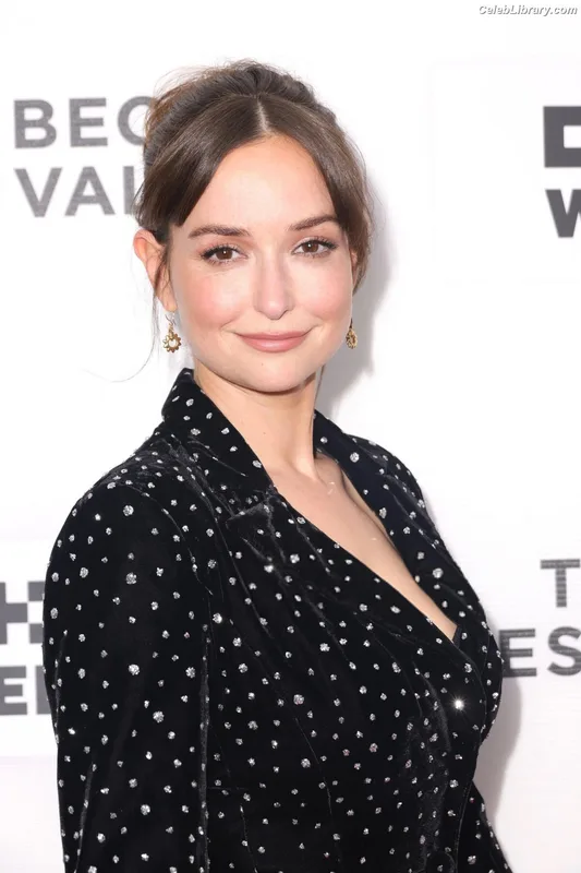 Milana Vayntrub photo 9 of 894