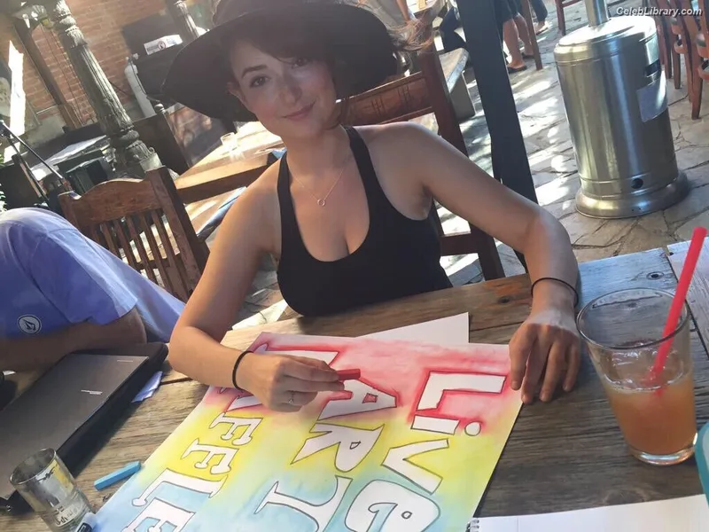 Milana Vayntrub photo 10 of 894