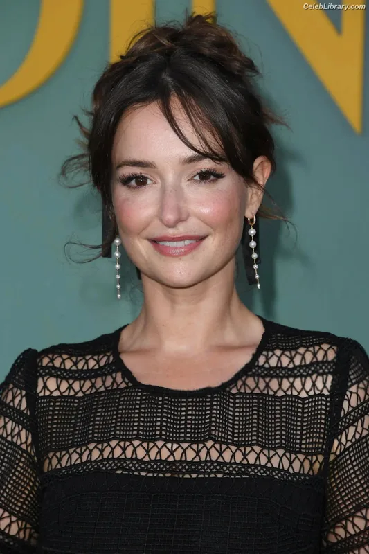 Milana Vayntrub photo 19 of 894