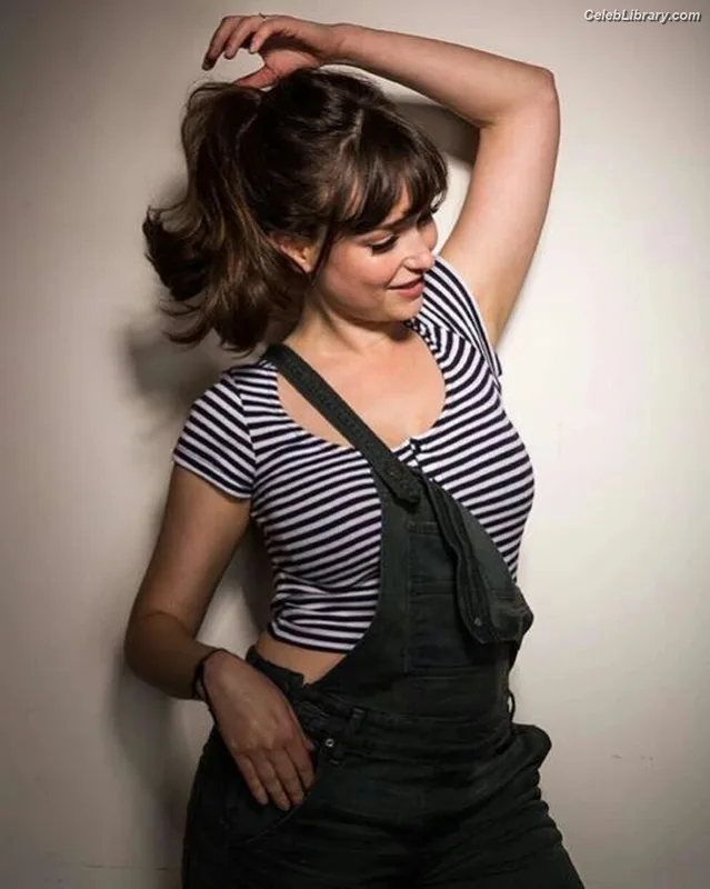 Milana Vayntrub photo 2 of 894