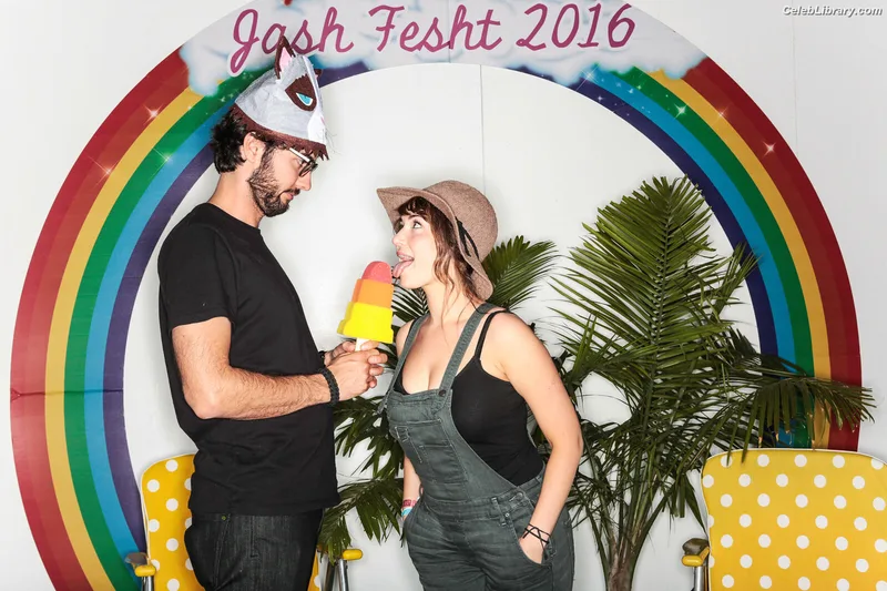 Milana Vayntrub photo 6 of 894