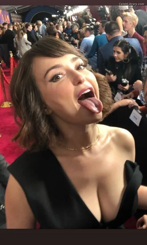 Milana Vayntrub photo 7 of 894
