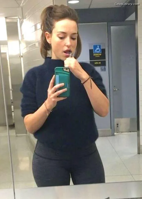 Milana Vayntrub photo 9 of 894