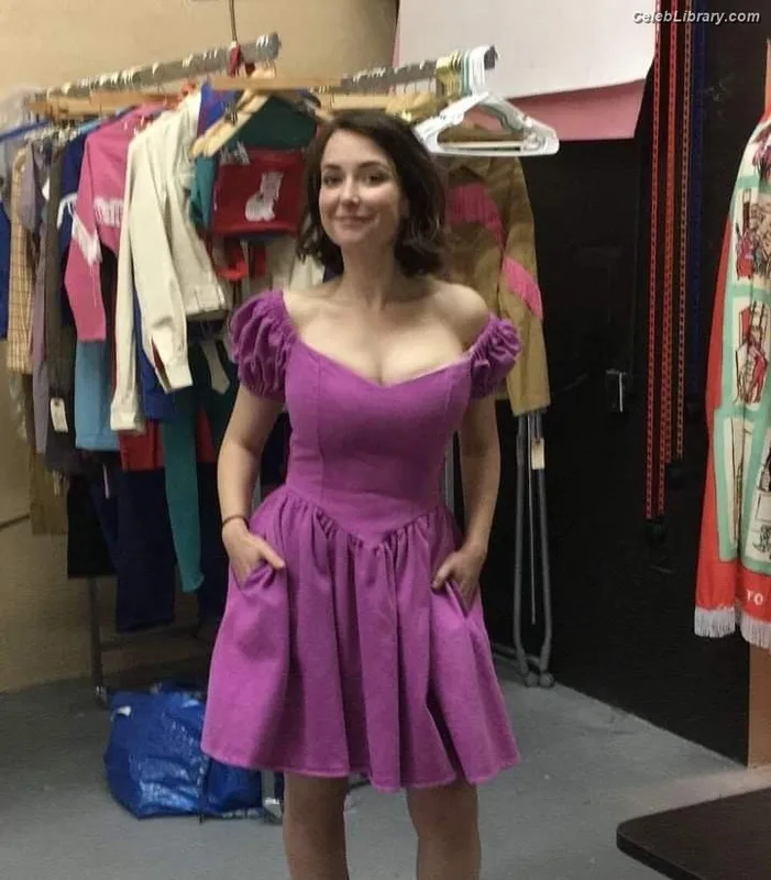 Milana Vayntrub photo 15 of 894