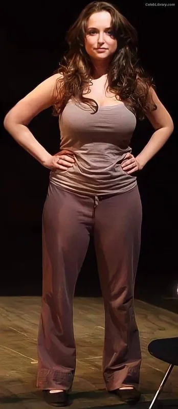 Milana Vayntrub photo 18 of 894